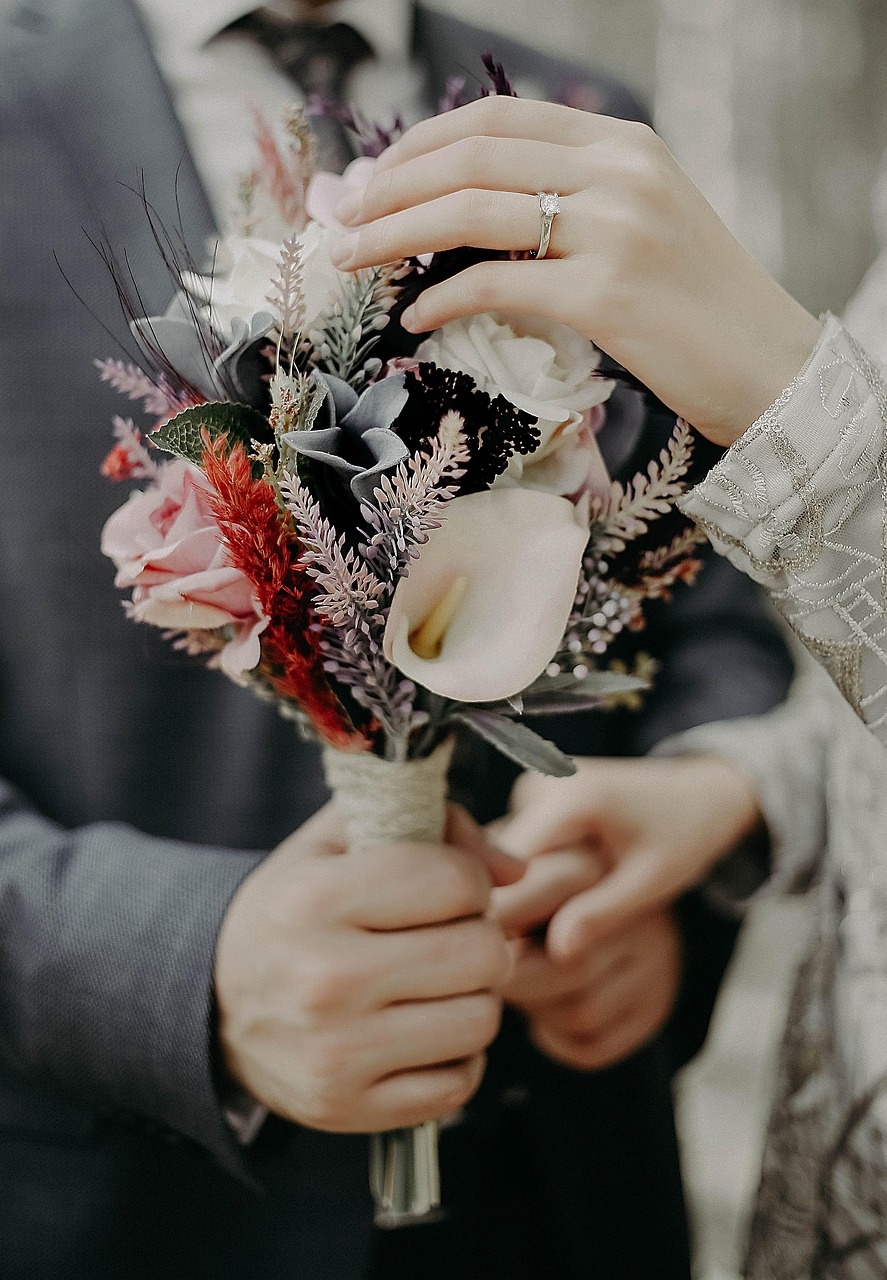 Escena romántica de boda con luz natural