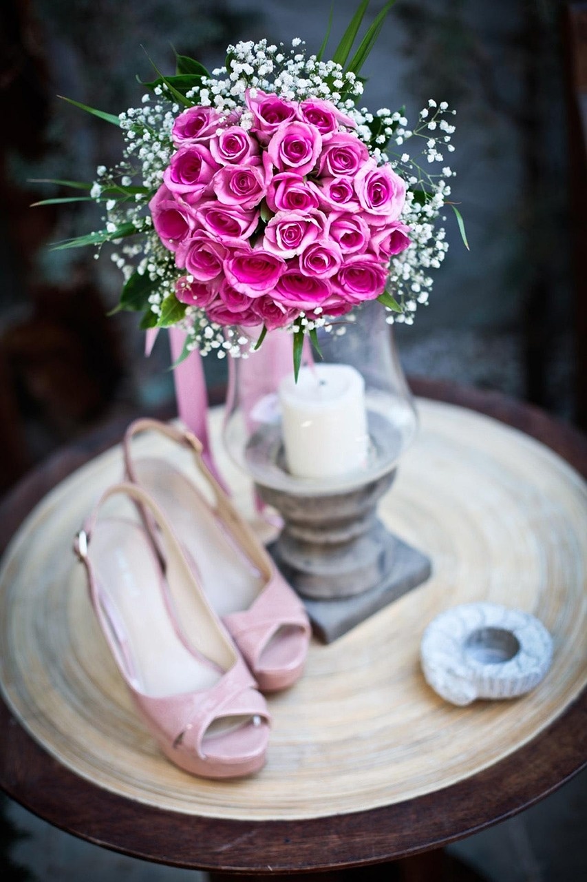 Detalles florales y zapatos de novia en tonos rosa empolvado