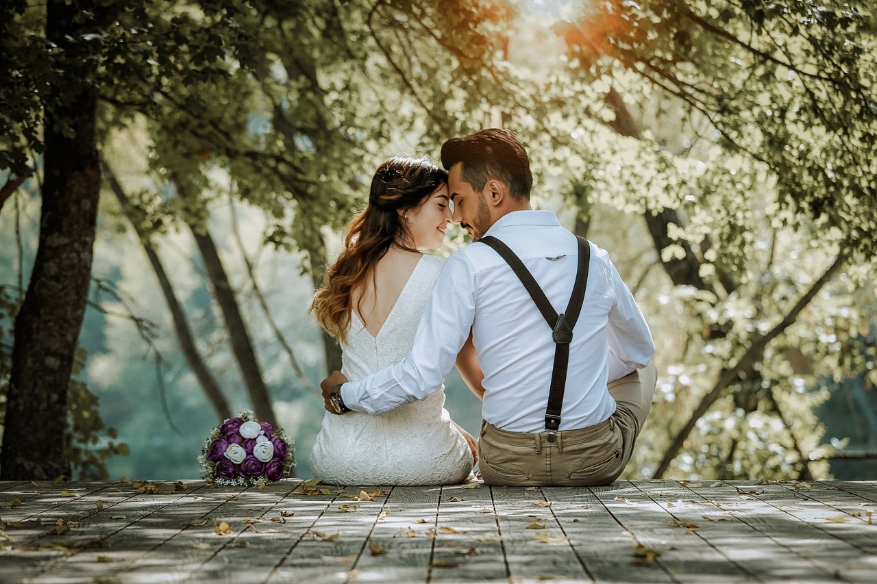 Pareja en un momento íntimo rodeada de naturaleza